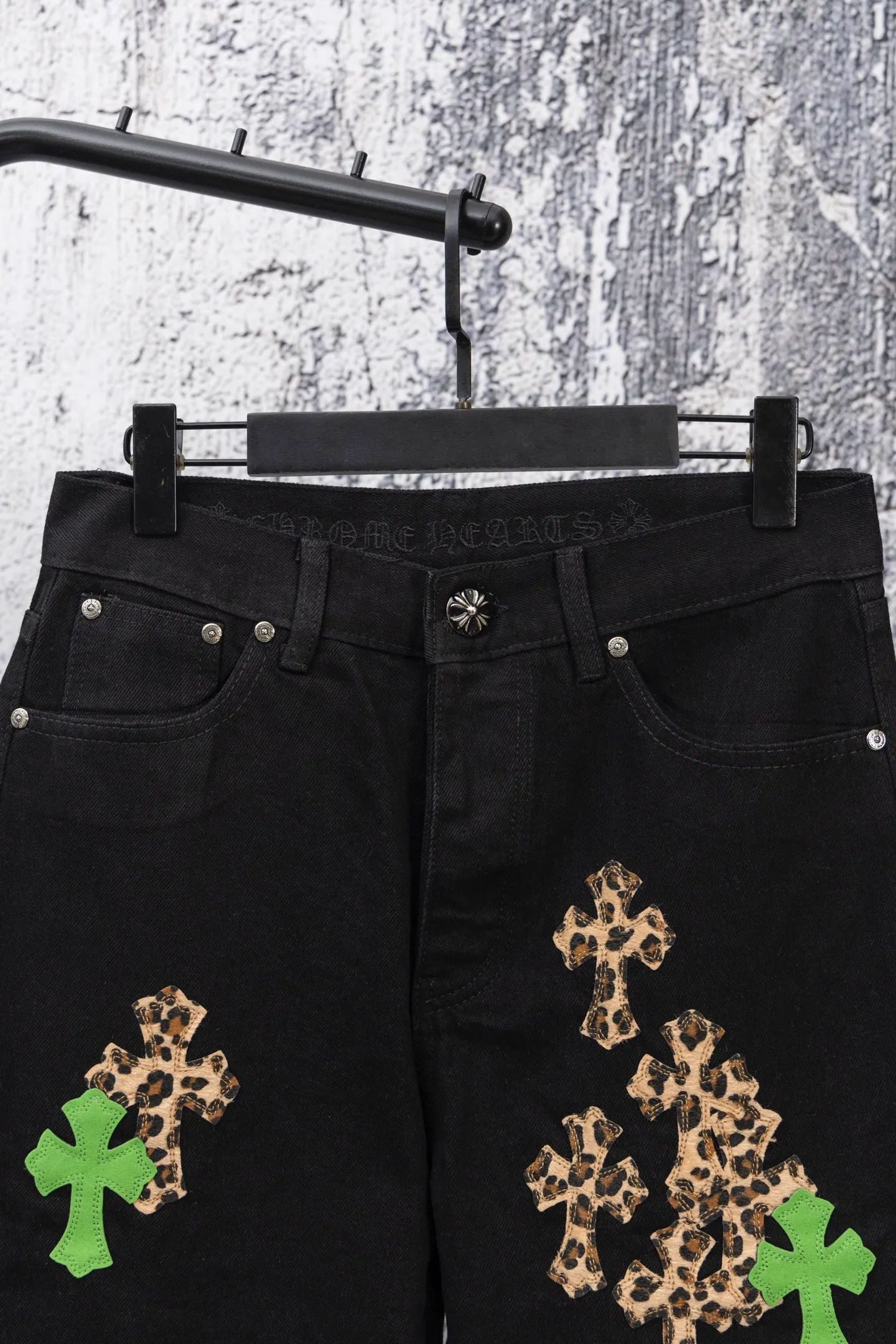 P240 CH Chromehearts green leopard print cross patchwork leather black jeans, priced at 34W level, patchwork cross pattern embellishment, washed jeans! ! An absolutely high-end luxury product, a 1.9W-level god-level single product, a super popular product, made by top heavy industry, a magic weapon that cannot be missed! [About Zangyin] This is an extremely luxurious fashion brand that can also be called the aristocracy of the high street. It has always been an exclusive brand for some hipsters or rich second generations. Compared with ordinary high streets, it is more luxurious and noble. Compared with luxury brands, it is more fashionable and individual. It has always been a brand that I have a special liking for. [Top heavy industry fashion design] Consistently high-street luxury style. Speaking of this style, the Zangyin family and GU family are definitely the leading representative brands. Especially the Zangyin family has really achieved a state-of-the-art effect in creating high-street style. The unique washed material is used to create this style. The color system is already quite eye-catching. After it is decorated with patchwork cross flowers, it cleverly highlights the charm of the brand. Secondly, this style uses classic The high-waist cutting design highlights the long legs and fashionable temperament of the upper body. The brand is highly recognizable and the slim fit configuration is more suitable for daily wear. It is a product that interprets personality, fashion, and specifications at a glance. This single product is enough to make any fan excited. It can be a white T-shirt for a youthful college style, or a tight suspender for a royal style. It has strong matching ability and can be easily controlled by men.  [Materials and craftsmanship] Needless to say, this point goes without saying. As an excellent craftsman brand, Zangyin’s requirements for details and craftsmanship are really perfect. The washed color of this model has gone through so many processes, not to mention the embellishment of denim appliques. It is also purely hand-made and sewn. Just like what they believe in, only hand-made things have soul and have the meaning of wear. A top-notch heavy-duty fashionable denim item, I look forward to your perfect interpretation! !  Color: black Size: 30-36